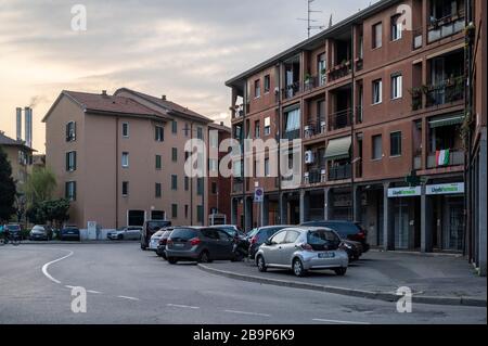 Mailand, Italien. März 2020. Ein Blick auf eine leere Straße in Quarto Oggiaro aufgrund der Ausbreitung des Coronavirus.Italien hat mehr als 69.000 Konfirmfälle des COVID-19-Coronavirus verursacht und hat bisher mehr als 6800 Todesfälle verursacht. Credit: SOPA Images Limited/Alamy Live News Stockfoto