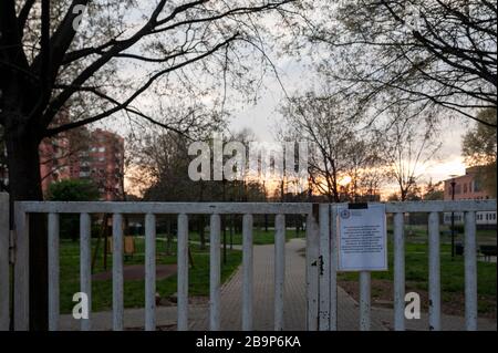 Mailand, Italien. März 2020. Ein Blick auf einen geschlossenen Park aufgrund der Ausbreitung des Coronavirus.Italien hat mehr als 69.000 Konfirmfälle des COVID-19-Coronavirus verursacht und hat bisher mehr als 6800 Todesfälle verursacht. Credit: SOPA Images Limited/Alamy Live News Stockfoto