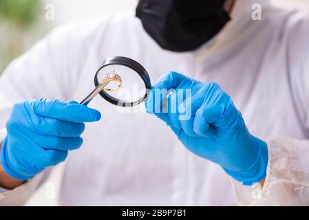 Sachverständigen Diplomkriminalist Ing. im Labor arbeiten für Beweise Stockfoto