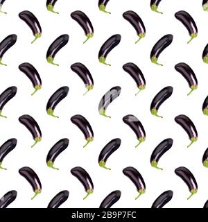 Nahtlose Auberglants auf weißem Hintergrund isoliert Nahaufnahme, schroffes, sich wiederholendes Zierwerk, Aubergine Tapete, frische Gemüsestruktur, Druck Stockfoto