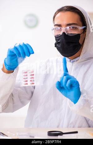 Sachverständigen Diplomkriminalist Ing. im Labor arbeiten für Beweise Stockfoto