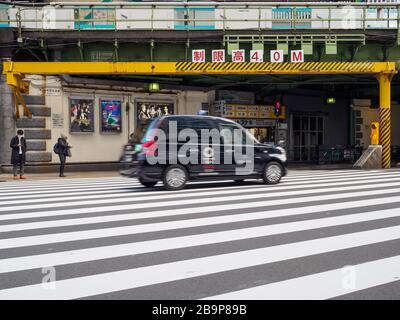 Ein Taxi vor dem Yurakucho Bahnhof in Tokio, Japan. Stockfoto