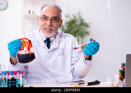 Der alte, im Labor arbeitende Chemiker Stockfoto