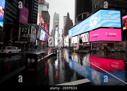 (200325) -- PEKING, 25. März 2020 (Xinhua) -- Foto vom 23. März 2020 zeigt den leeren Times Square in New York, den Vereinigten Staaten. Die Anzahl der bestätigten COVID-19-Fälle in New York City hat laut Daten des Center for Systems Science and Engineering (CSSE) an der Johns Hopkins University seit Montagabend Ortszeit 13.119 erreicht. Insgesamt wurden in der Stadt 124 Tote gemeldet, so die CSSE. Die größte US-Stadt mit einer Bevölkerung von 8,6 Millionen Einwohnern ist zu einem neuen Epizentrum des Ausbruchs geworden und nimmt etwa 30 Prozent der nationalen Tally von 43.901 ein. (Xinhua/Wan Stockfoto