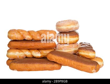 Stapel aus glasiertem Twist, Schoko-Milchstäben, zuckerbeschichteten Donuts und Schokoladenfrostkuchen-Doughnuts, isoliert auf weißem Hintergrund. Stockfoto