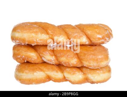 Dreier Stapel glasierter Twist-Donuts auf weißem Hintergrund isoliert Stockfoto