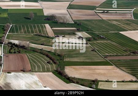 Karlsruhe, Deutschland. März 2020. Luftaufnahme (aus einem Flugzeug) verschiedener Felder. Credit: Uli Deck / dpa / Alamy Live News Stockfoto