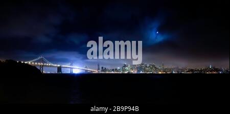 Berühmter Blick auf die Skyline von San Francisco und die Bay Bridge in der Nacht von Treasure Island, Kalifornien, Vereinigte Staaten, Nordamerika, Farbe Stockfoto