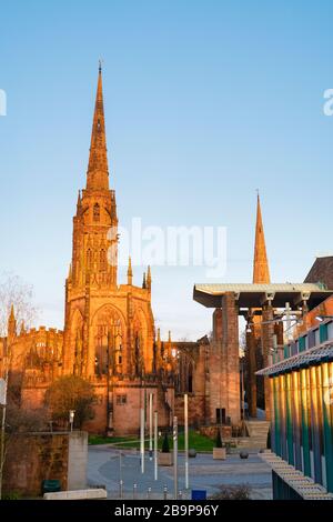 Coventry Kathedrale bei Sonnenaufgang im Frühjahr. Coventry, West Midlands, England Stockfoto