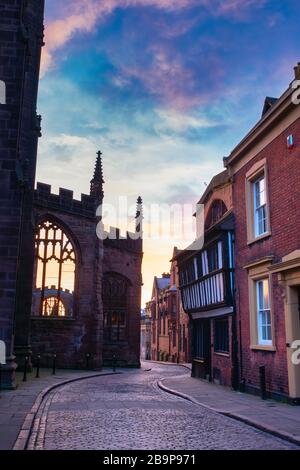 Alte Kathedrale von Coventry und Bayley Lane kurz vor Sonnenaufgang im Frühjahr. Coventry, West Midlands, England Stockfoto