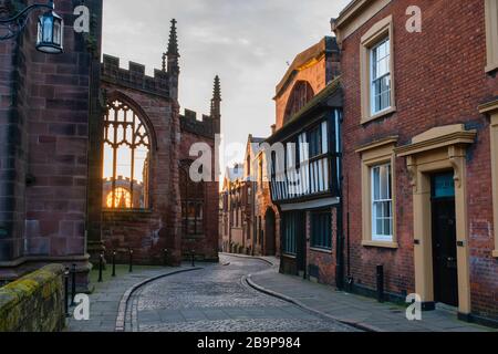 Old Coventry Cathedral und Bayley Lane bei Sonnenaufgang im Frühjahr. Coventry, West Midlands, England Stockfoto