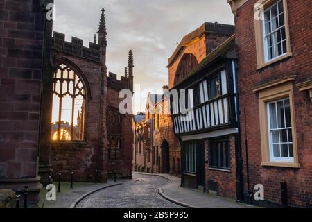 Old Coventry Cathedral und Bayley Lane bei Sonnenaufgang im Frühjahr. Coventry, West Midlands, England Stockfoto