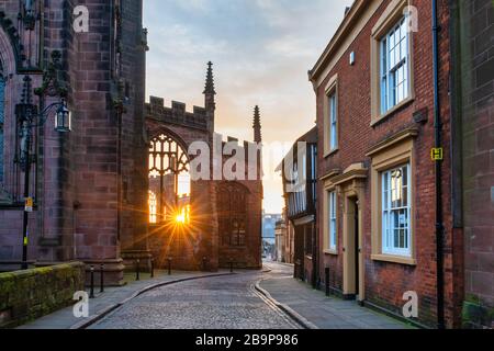 Old Coventry Cathedral und Bayley Lane bei Sonnenaufgang im Frühjahr. Coventry, West Midlands, England Stockfoto