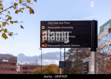 Newcastle upon Tyne, Großbritannien - 09. November 2019: Schwarzes Richtungsschild, das den Weg zur Newcastle University, Royal Victoria Infirmary, Central Station und anderen Zielen angibt Stockfoto