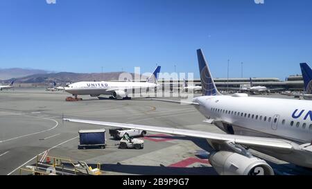 SAN FRANCISCO, KALIFORNIEN, USA - 16. JULI 2018: flugzeugtaxing der united Airlines am flughafen san francisco Stockfoto