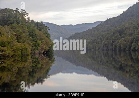 Morgendämmerung Reflexionen auf dem Gordon River Stockfoto