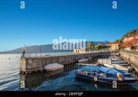 Castelveccana, charakteristischer kleiner Hafen des Lago maggiore in einem leichten Sommertag. Italien Stockfoto