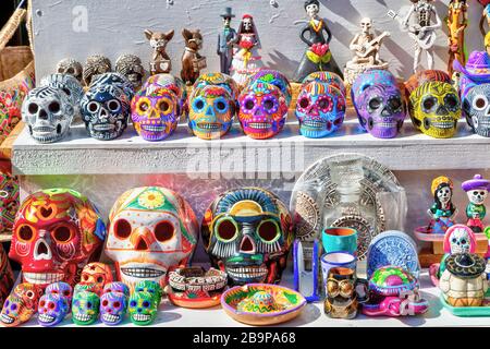 Typische mexikanische Calaveras-Schädel, die für den Tag der Toten als Souvenirs in Playa del Carmen an der Riviera Maya, Cancun, Mexiko, dekoriert wurden. Stockfoto