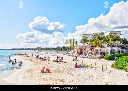 Playa del Carmen, Mexiko - 26. Dezember 2019: Überfüllter Strand voller Menschen, die an der Playa del Carmen in der Riviera Maya in der Karibik spielen und sich sonnen Stockfoto