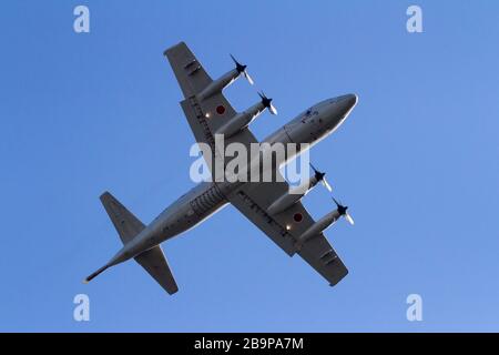 Ein Lockheed P-3C Orion Aufklärungsflugzeug mit Flottenflügel 4 der japanischen Maritime Self Defense Force (JMSDF), der in der Nähe des Atsugi-Luftwaffenstützpunktes fliegt Stockfoto