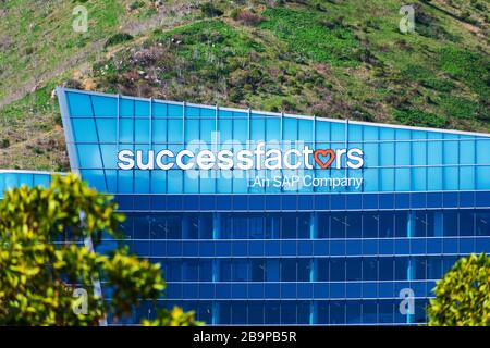 SAP SuccessFactors ein SAP-Unternehmensschild an der Glasfassade des Firmensitzes für Cloud-Software im Silicon Valley - South San Francisco, CA, USA - 2 Stockfoto