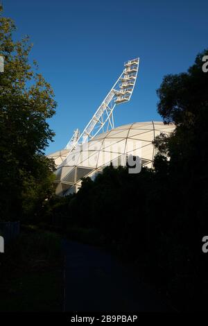 Ein grafischer, abstrakter Blick auf das weiße, moderne AAMI Park Outdoor-Stadion. In Melbourne, Victoria, Australien. Stockfoto