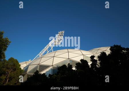 Ein grafischer, abstrakter Blick auf das weiße, moderne AAMI Park Outdoor-Stadion. In Melbourne, Victoria, Australien. Stockfoto