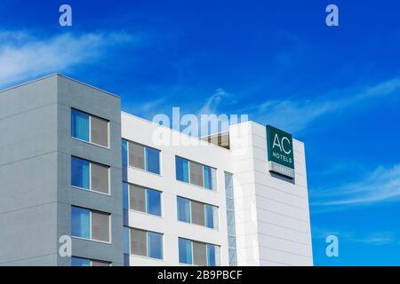 AC Hotels Marriott Schild an einem europäisch inspirierten Hotel unter blauem Himmel - South San Francisco, Kalifornien, USA, Kalifornien, USA - 2020 Stockfoto