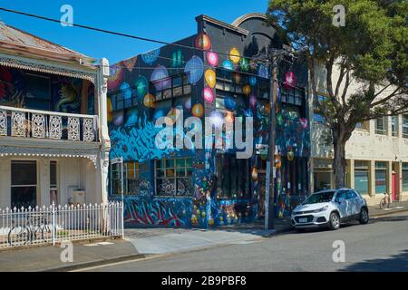 Ein Eingang zur Graffiti Covered Artist's Lane. In Melbourne, Victoria, Australien. Stockfoto