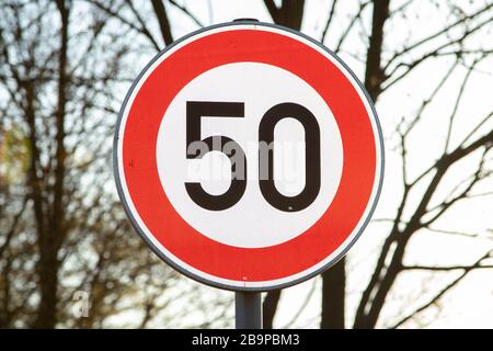 deutsches Geschwindigkeitsbegrenzungszeichen 50 kmh Stockfoto