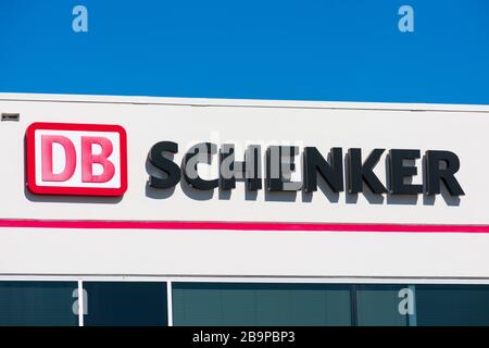 DB Schenker meldet sich im Verkehrsdienstbüro an. DB Schenker ist ein Geschäftsbereich des deutschen Bahnbetreibers Deutsche Bahn AG, der sich auf Logistik konzentriert - Stockfoto