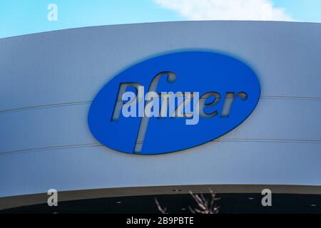 Pfizer-Logo auf dem Campus des Pharmaunternehmens im Silicon Valley - South San Francisco, CA, USA - 2020 Stockfoto