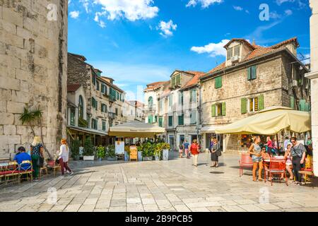 Touristen genießen Cafés und Geschäfte auf einem frühen Herbst am Nachmittag auf der Frucht Square in Diokletianspalast Abschnitt der alten Stadt Split, Kroatien. Stockfoto