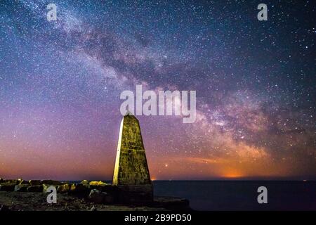 Portland Bill, Dorset, Großbritannien. März 2020. Wetter in Großbritannien. Die Milchstraße leuchtet hell im klaren Nachthimmel über dem Obelisken bei Portland Bill in Dorset. Bildnachweis: Graham Hunt/Alamy Live News Stockfoto