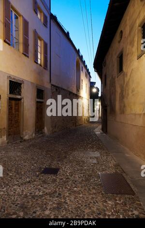 Leere Straßen von Bergamo, Italien, nachts am 21. Februar 2020 während des Ausbruchs des Caronavirus Stockfoto