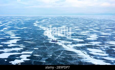 Abstrakte Luftaufnahme eines Hovercrafts auf einem gefrorenen Seeis. Baikalsee, Sibirien, Russland. Stockfoto