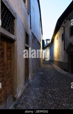 Leere Straßen von Bergamo, Italien, nachts am 21. Februar 2020 während des Ausbruchs des Caronavirus Stockfoto