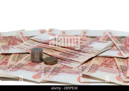 Russisches Geld. Fünftausend Rubel auf weißem Hintergrund isolierte Banknoten und Münzen. Stockfoto