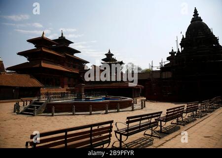 Lalitpur, Nepal. März 2020. Eine verlassene Aussicht auf den Patan-Durbar-Platz, das zum UNESCO-Weltkulturerbe gehört, am zweiten Tag der Woche, der landesweit geschlossen wird, um die Verbreitung von COVID-19 in Lalitpur, Nepal am Mittwoch, den 25. März 2020 zu kontrollieren. Credit: Skanda Gautam/ZUMA Wire/Alamy Live News Stockfoto