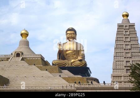 KAOHSIUNG, TAIWAN - 25. JANUAR 2020: Eine riesige Buddhastatue überblickt den buddhistischen Komplex Fo Guang Shan. Stockfoto