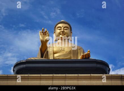 KAOHSIUNG, TAIWAN - 25. JANUAR 2020: Eine riesige Buddhastatue überblickt den buddhistischen Komplex Fo Guang Shan. Stockfoto