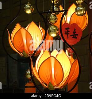 KAOHSIUNG, TAIWAN - 25. JANUAR 2020: Lampen in Form des buddhistischen Symbols der lotosblüten. Das chinesische Wort bedeutet "Frieden". Stockfoto