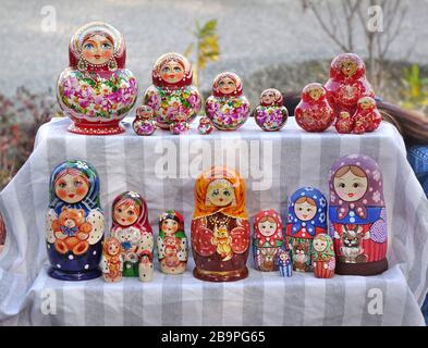 KAOHSIUNG, TAIWAN - 19. JANUAR 2020: Ein Straßenhändler verkauft Holzpuppen im russischen Stil in verschiedenen Farben und Designs. Stockfoto