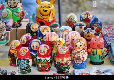 KAOHSIUNG, TAIWAN - 19. JANUAR 2020: Ein Straßenhändler verkauft Holzpuppen im russischen Stil in verschiedenen Farben und Designs. Stockfoto