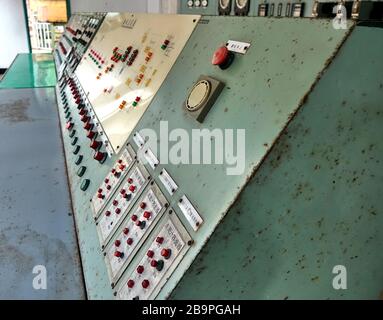 KAOHSIUNG, TAIWAN - 19. AUGUST 2017: Verlassene Switchboard und Kontrollraum in der ehemaligen Chiaotou Zuckerfabrik. Stockfoto