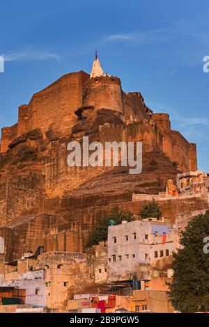 Blick auf den Tempel von Chamunda Mata und das mehlangarh Fort Jodhpur Rajasthan Indien Stockfoto