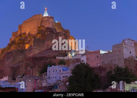 Blick auf den Tempel von Chamunda Mata und das mehlangarh Fort Jodhpur Rajasthan Indien Stockfoto