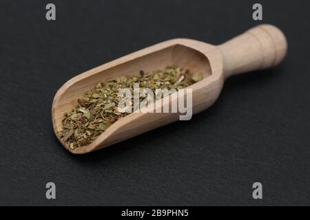 Oregano-Gewürzkräuter auf einer Gewürzschaufel Stockfoto