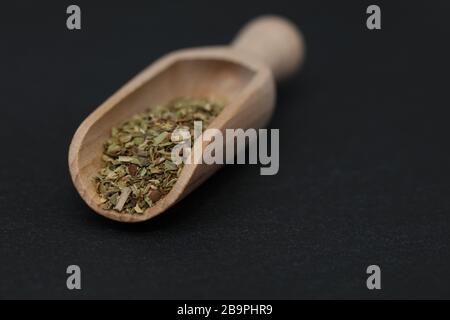Oregano-Gewürzkräuter auf einer Gewürzschaufel Stockfoto