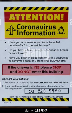 Motueka High Street, South Island, Neuseeland, 25. März 2020: Schild an einer Shoptür als Antwort auf die Pandemie von Covid 19, die die Symptome des Virus aufzeigt. Stockfoto